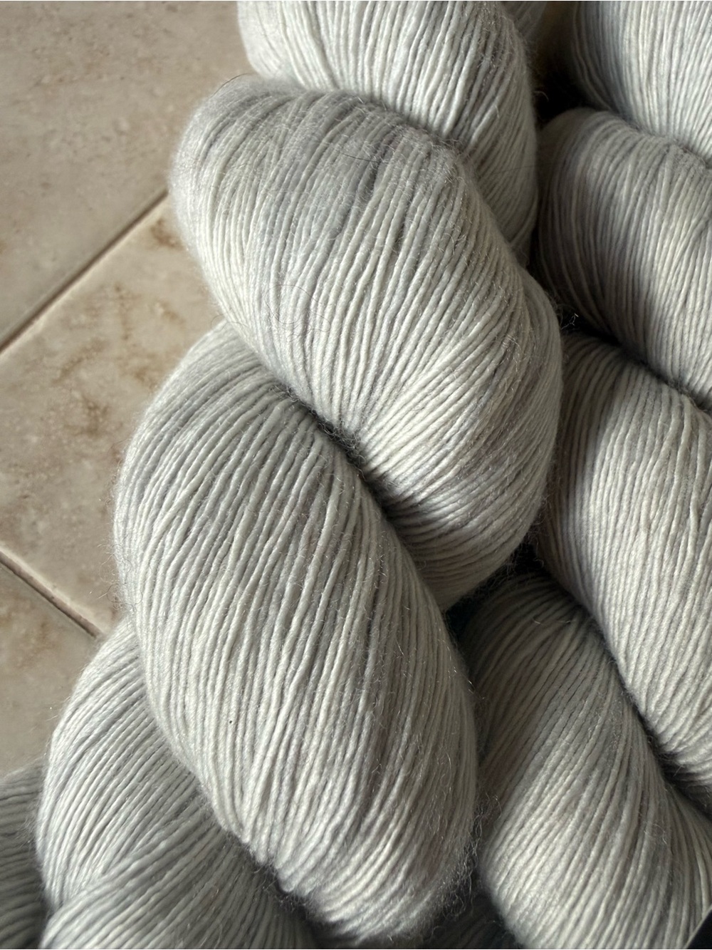 Madeline Tosh Silver Fox Hand-Dyed 100% Merino Wool Yarn - 2 Light Gray Hanks - Picture 5 of 6